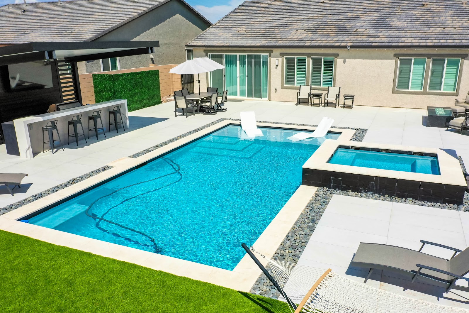 Large Family Pool with Spa & Deck